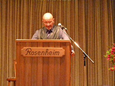 Peter Simon beim Vortrag in Kiel. Veranstaltung der Stiftung Auswege.