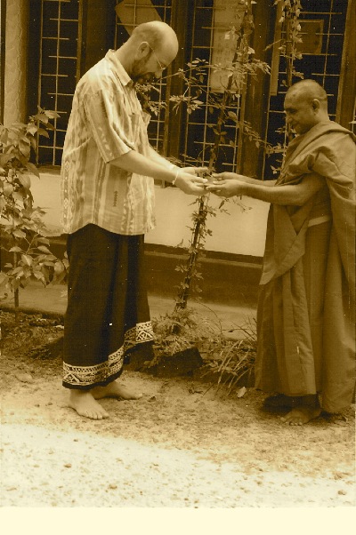Peter Simon erhält für seine Arbeit in Sri Lanka, von dem Mönch Horatota den Ehrennamen „Darmapala“ verliehen.