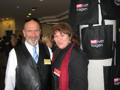 Peter Simon mit Frau Reinelt am Stand der Fliege Stiftung.
