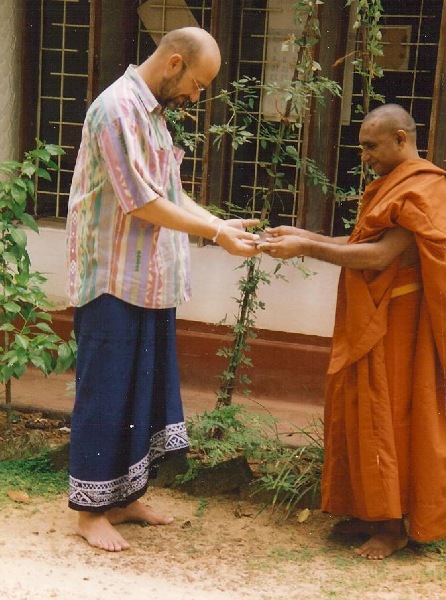 Peter Simon erhält von dem Mönch des Tempels  für seine dortige Arbeit und Hilfe den Ehrennamen  "Darma Pala" verliehen